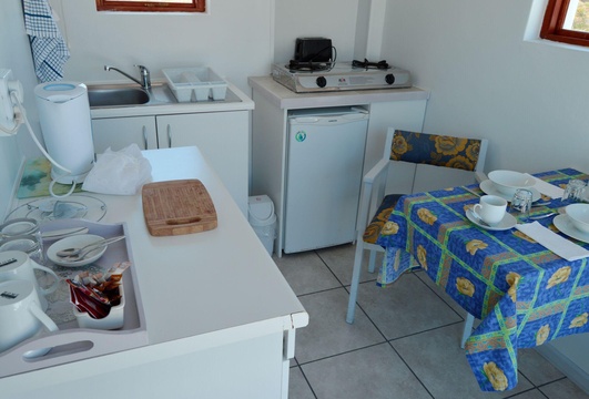 B1 BnB Mini kitchen and breakfast nook 